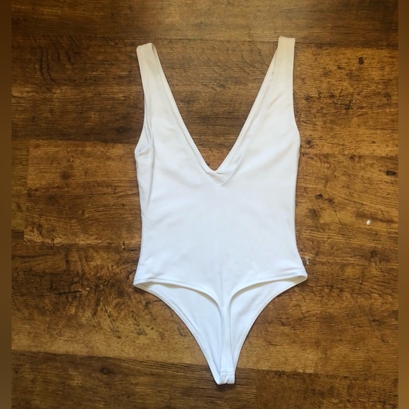 ARITZIA Babaton: Contour Bodysuit Deep V-Neck - Picture 2 of 3